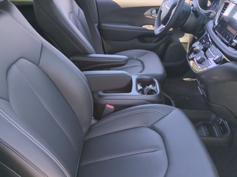 New 2026 Chrysler Pacifica Select FWD image 19