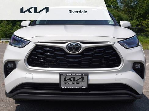 Used 2023 Toyota Highlander XLE AWD/4WD image 12
