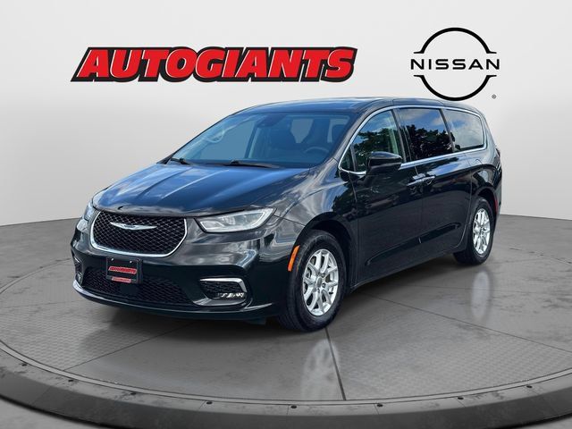 Used 2023 Chrysler Pacifica Touring-L FWD image 7