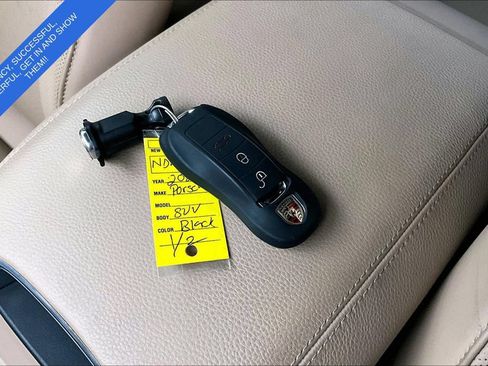 Used 2022 Porsche Cayenne AWD/4WD image 12