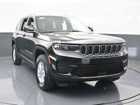 Used 2025 Jeep Grand Cherokee Laredo image 9