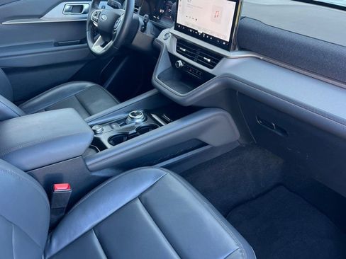 Used 2025 Ford Explorer Active AWD/4WD image 14