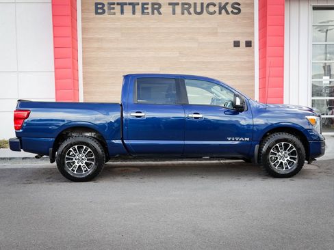 Used 2021 Nissan Titan SV w/ SV Convenience Package AWD/4WD image 2
