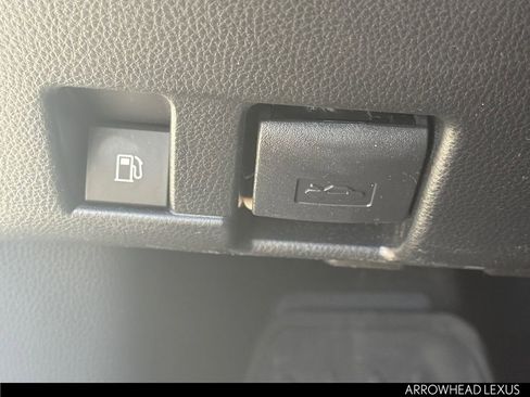 Used 2024 Toyota Venza Limited image 28