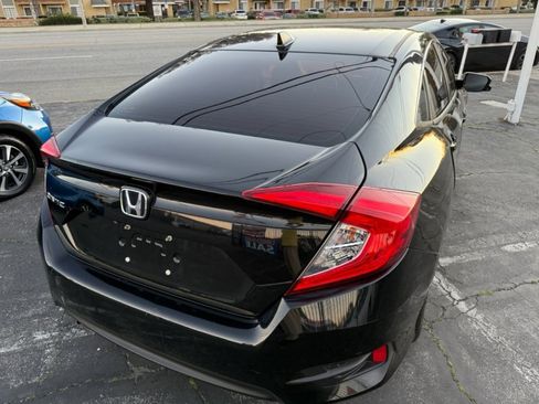 Used 2018 Honda Civic EX image 9