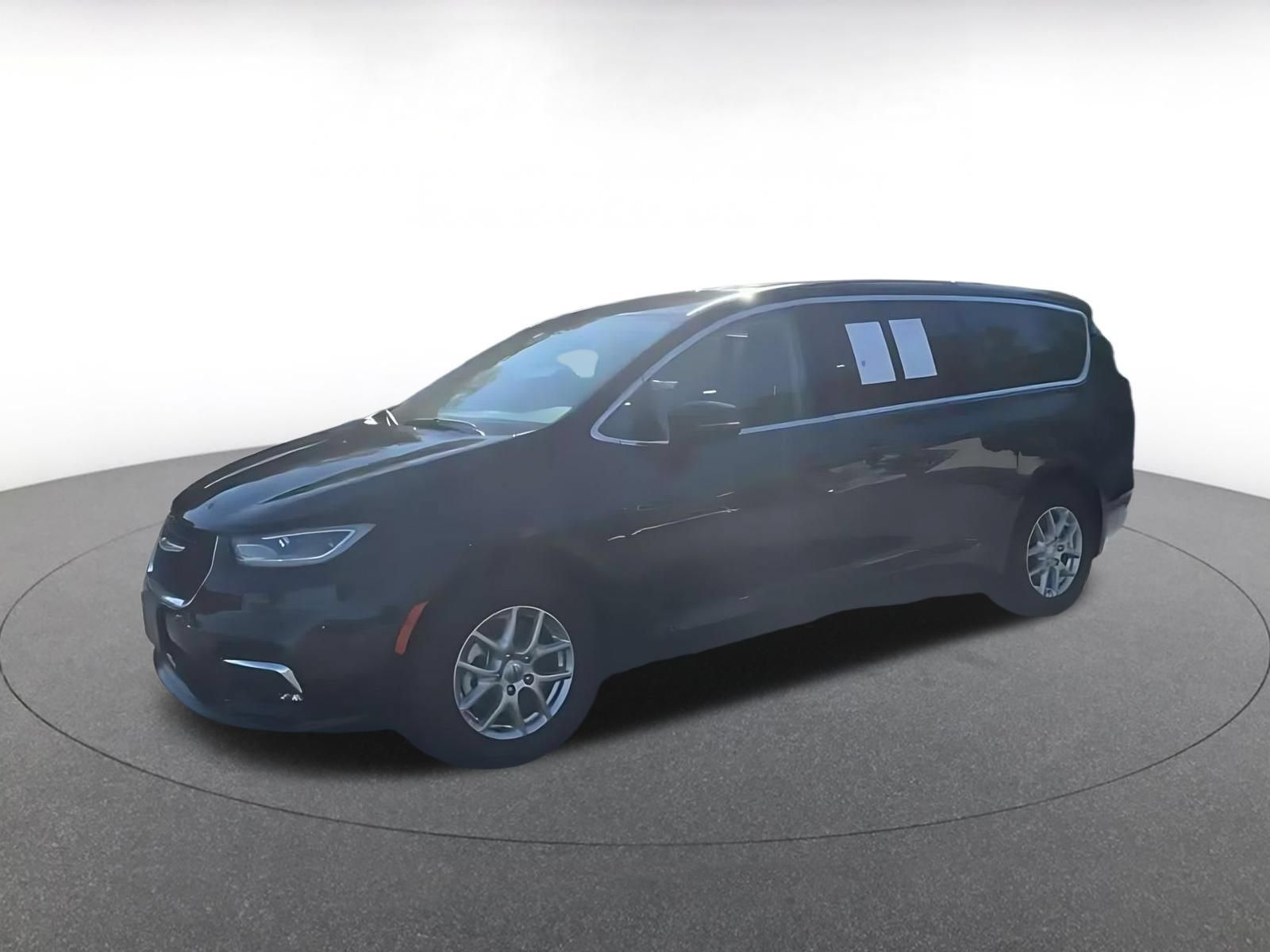 Used 2024 Chrysler Pacifica Touring-L FWD image 6