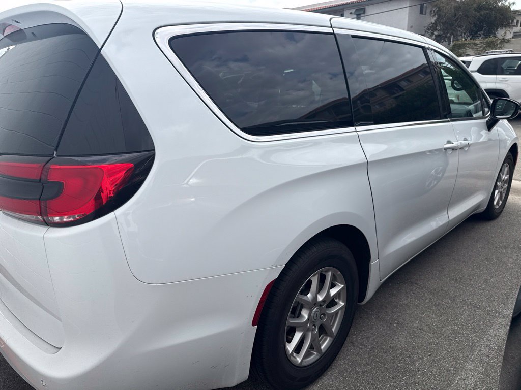 Used 2025 Chrysler Pacifica Select FWD image 7