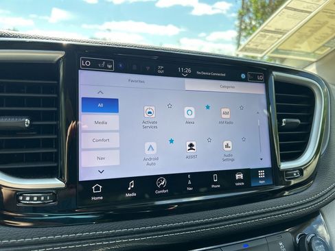 Used 2024 Chrysler Pacifica Limited FWD image 34