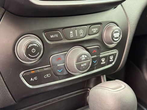Used 2021 Jeep Cherokee Latitude Lux w/ Comfort/Convenience Group FWD image 18