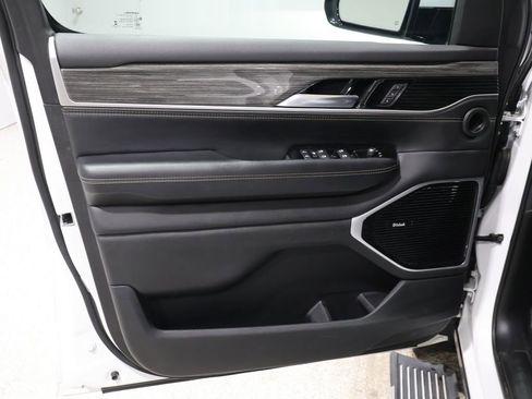 Used 2022 Jeep Wagoneer Series III w/ Premium Group I image 13