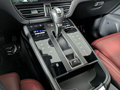 Used 2024 Porsche Macan Base image 32