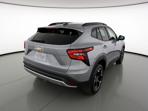 Used 2025 Chevrolet Trax LT w/ LT Convenience Package image 9