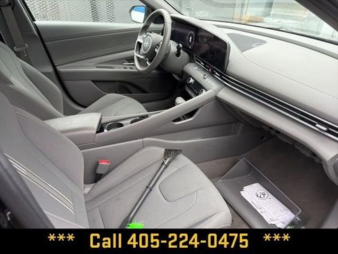 Used 2025 Hyundai Elantra SEL image 8