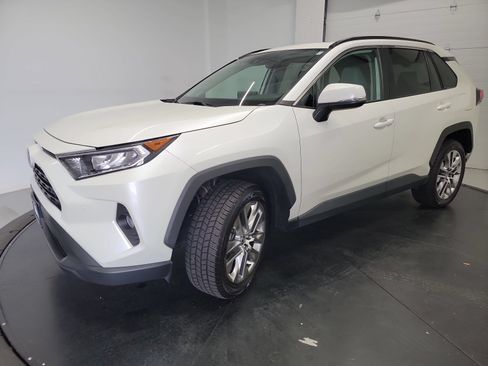 Used 2021 Toyota RAV4 XLE Premium FWD image 3