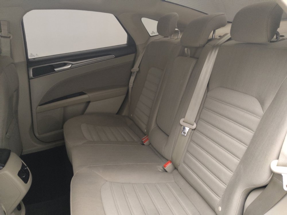 Used 2019 Ford Fusion SE FWD image 18