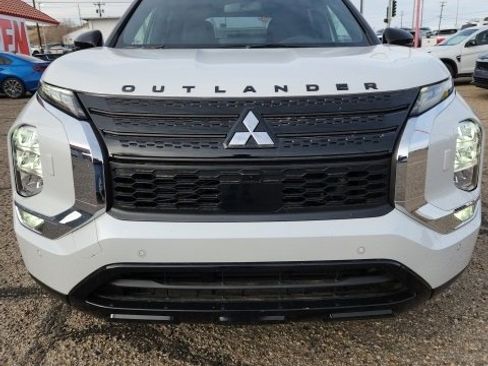 New 2024 Mitsubishi Outlander SE image 2