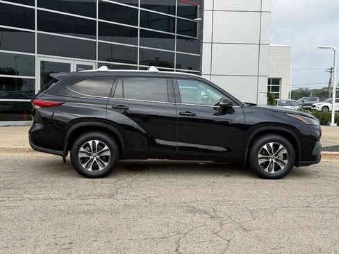 Used 2021 Toyota Highlander XLE AWD/4WD image 2