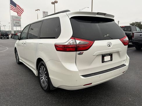 Used 2020 Toyota Sienna XLE image 8
