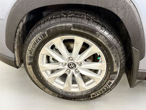 Used 2025 Toyota Corolla Cross LE w/ Moonroof Package image 31