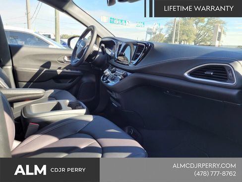 New 2026 Chrysler Pacifica Select FWD image 17