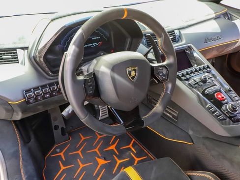 Used 2019 Lamborghini Aventador SVJ AWD/4WD image 2