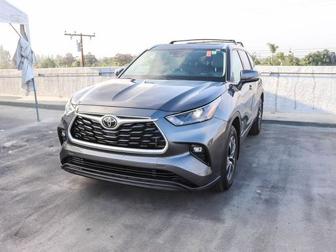 Used 2022 Toyota Highlander XLE FWD image 4