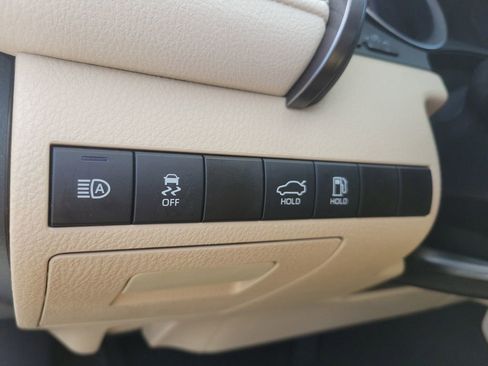 Used 2021 Toyota Camry LE image 28