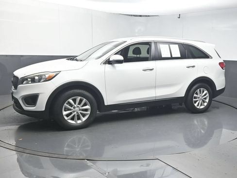 Used 2018 Kia Sorento FWD image 4