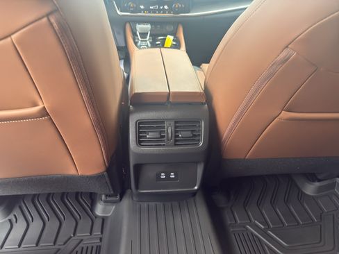 Used 2025 Nissan Rogue Platinum FWD image 24