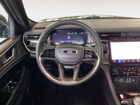 Used 2023 Jeep Grand Cherokee Overland w/ Luxury Tech Group IV AWD/4WD image 12