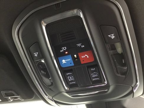 Used 2025 Jeep Grand Cherokee Laredo X AWD/4WD image 35
