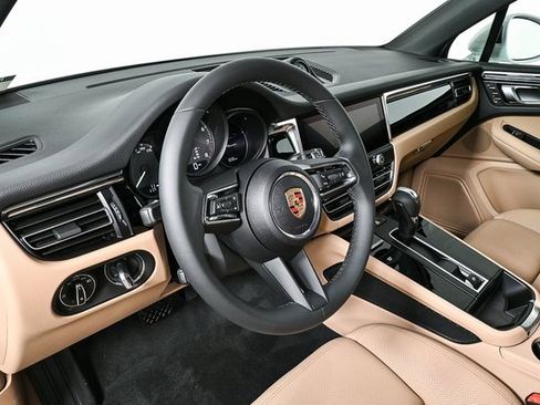Certified 2025 Porsche Macan AWD image 4