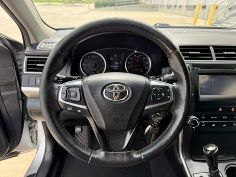Used 2017 Toyota Camry SE w/ Moonroof Package FWD image 13