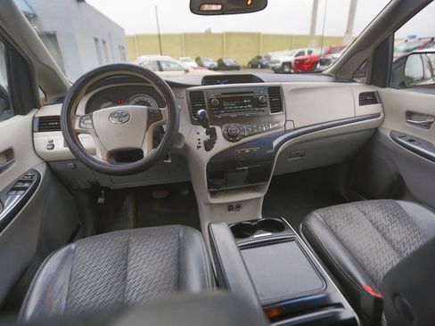 Used 2014 Toyota Sienna SE FWD image 12