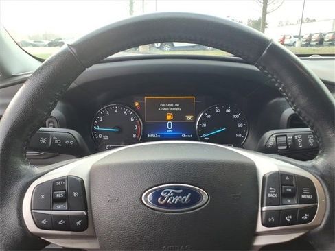 Used 2022 Ford Explorer XLT image 18