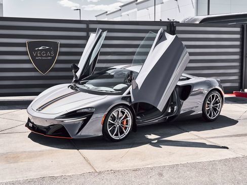 Used 2024 McLaren Artura RWD image 5