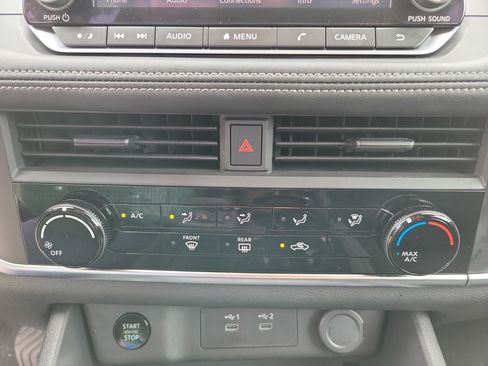 Used 2024 Nissan Rogue S FWD image 11
