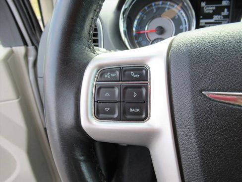 Used 2016 Chrysler Town & Country Touring image 17