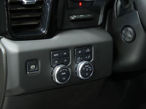 Used 2025 GMC Sierra 1500 AT4 w/ AT4 Premium Package AWD/4WD image 39