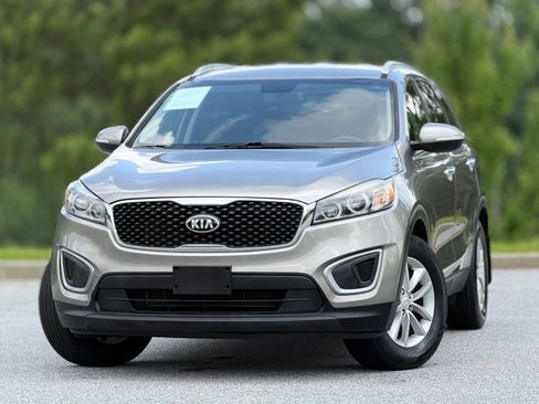 Used 2016 Kia Sorento FWD image 2