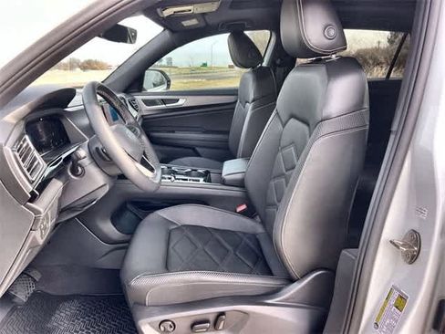 Used 2024 Volkswagen Atlas Cross Sport SE image 11