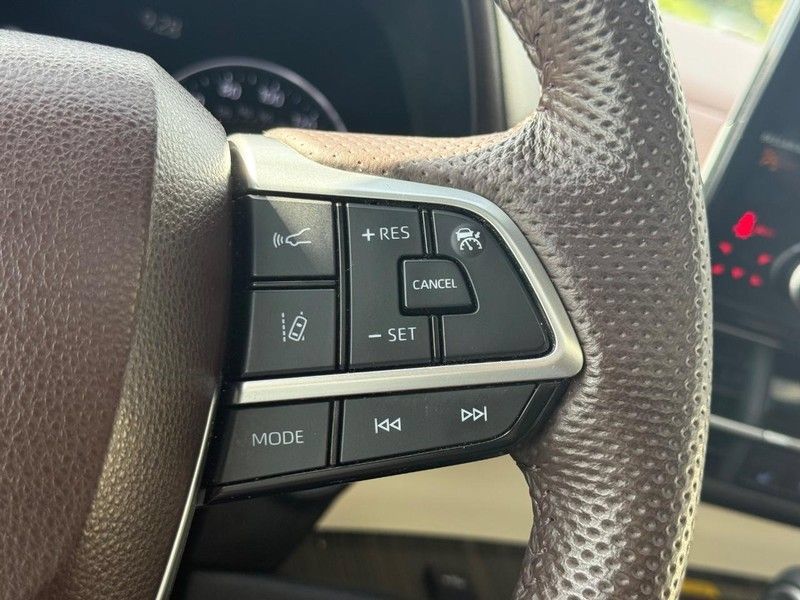 Used 2023 Toyota Sienna Platinum AWD/4WD image 18