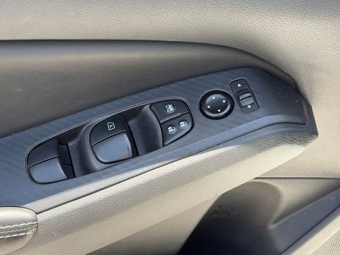 Used 2025 Nissan Altima 2.5 SV FWD image 6