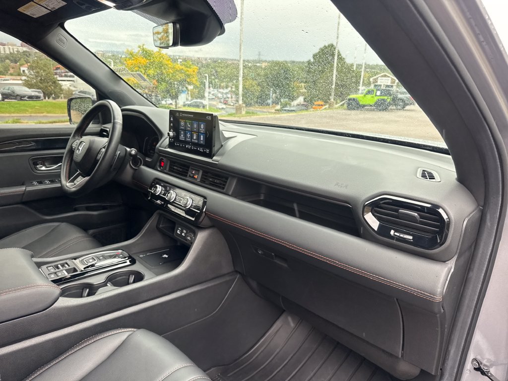 Used 2025 Honda Pilot TrailSport image 33