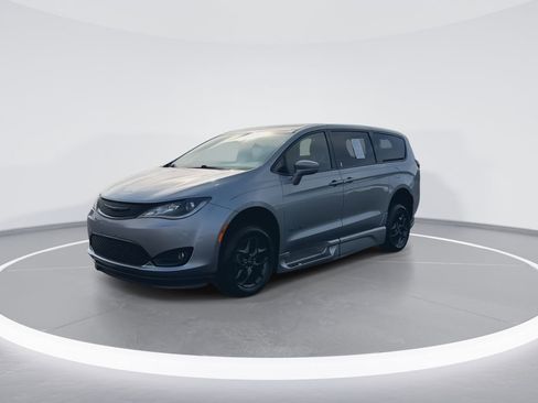 Used 2019 Chrysler Pacifica Touring Plus w/ S Appearance Package FWD image 4