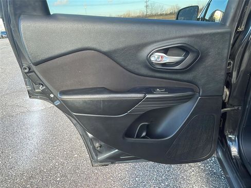 Used 2016 Jeep Cherokee Latitude w/ Comfort/Convenience Group image 17