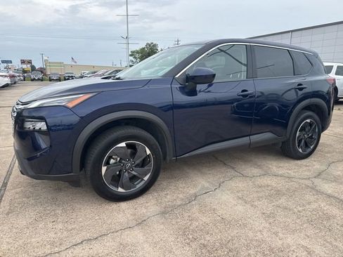 Used 2025 Nissan Rogue SV AWD/4WD image 2