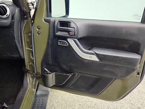 Used 2016 Jeep Wrangler Unlimited Sahara w/ Dual Top Group AWD/4WD image 25
