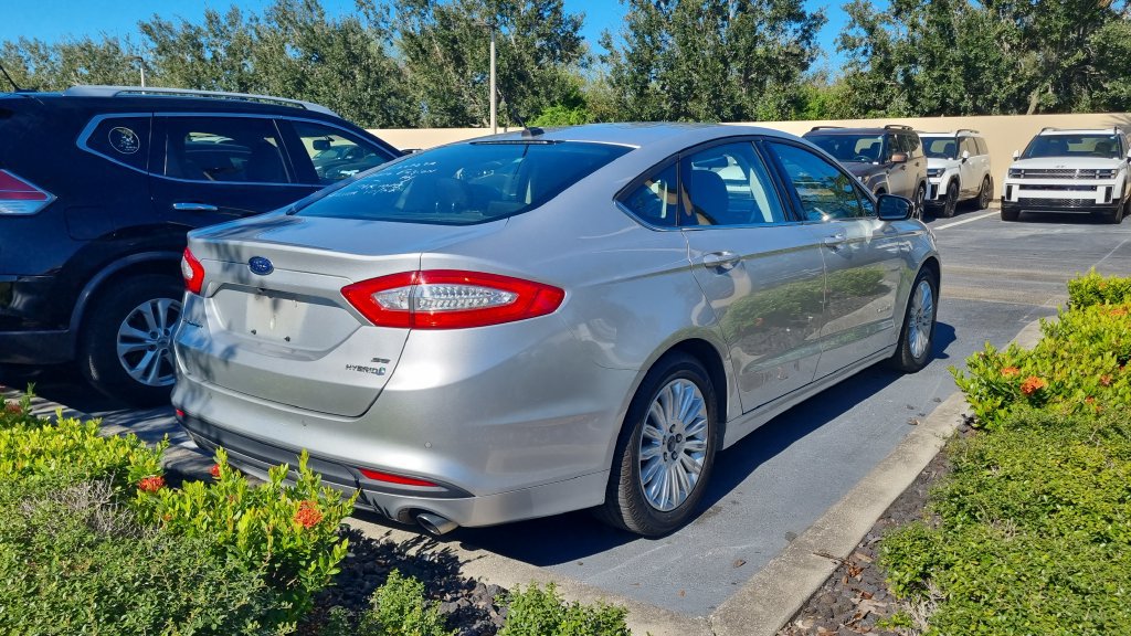 Used 2016 Ford Fusion SE FWD image 4