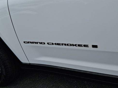 Certified 2024 Jeep Grand Cherokee Limited w/ Black Appearance Package AWD/4WD image 29